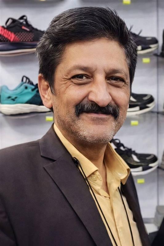 فروشنده لوازم ورزشی که هنگام کمک به معترضان گلوله خورد