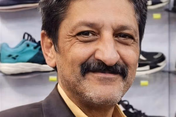 فروشنده لوازم ورزشی که هنگام کمک به معترضان گلوله خورد