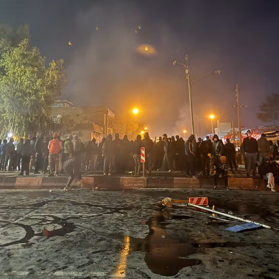 روایت گاردین از سرکوب در تهران و اصفهان: نیروها از شمار معترضان غافلگیر شده بودند