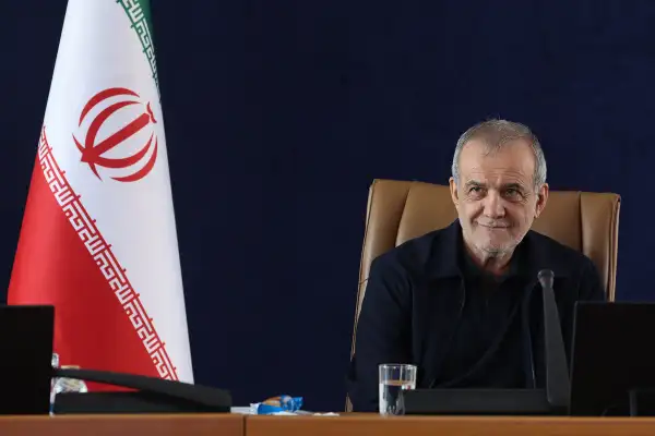 جزییات اختصاصی ایراناینترنشنال از دیدار پزشکیان با مجتبی خامنهای در صندلی عقب یک خودرو