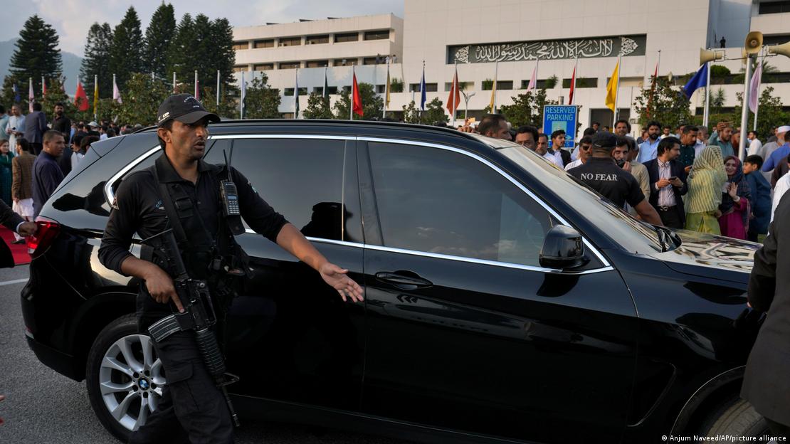 در ادامه بحران‌‌های سیاسی و اقتصادی پاکستان، پارلمان این کشور منحل شد