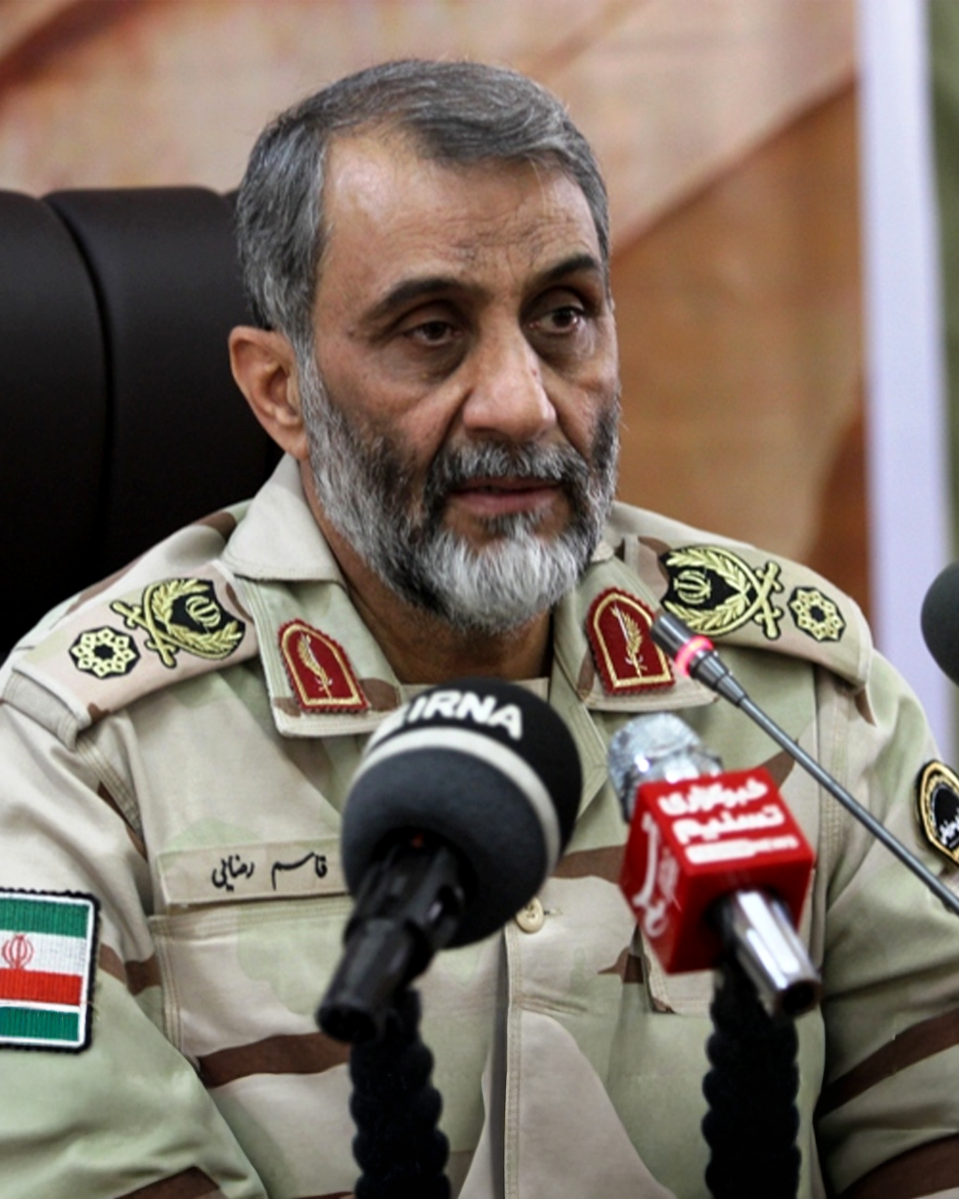 مسؤول أمني إيراني: منع دخول الرجال بسراويل ممزقة وملابس بعلامات تجارية لمقار الشرطة