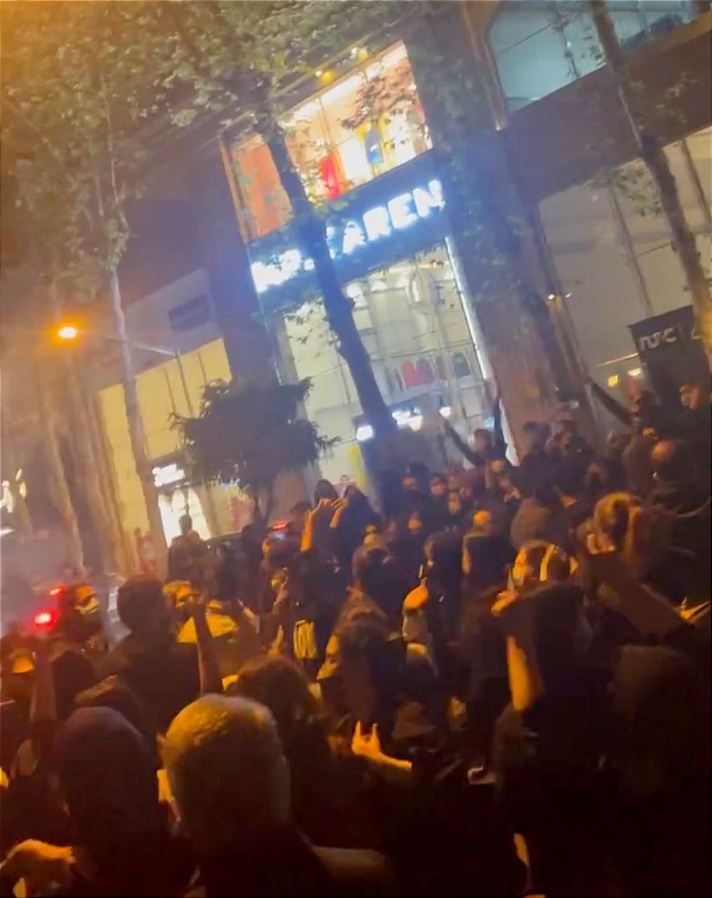 مظاهرات ومصادمات وقتلى وجرحى وإغلاق طرق.. حصيلة يوم جديد في انتفاضة الإيرانيين