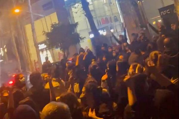 مظاهرات ومصادمات وقتلى وجرحى وإغلاق طرق.. حصيلة يوم جديد في انتفاضة الإيرانيين