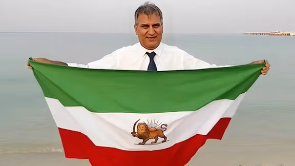 اعتصاب غذای منوچهر بختیاری در اعتراض به برهنهسازی اجباری در زندان