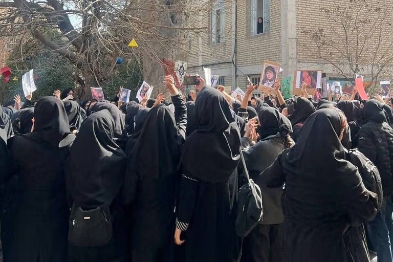 احتجاجات طلاب الجامعات تتصاعد في مختلف أنحاء إيران لليوم الثالث على التوالي