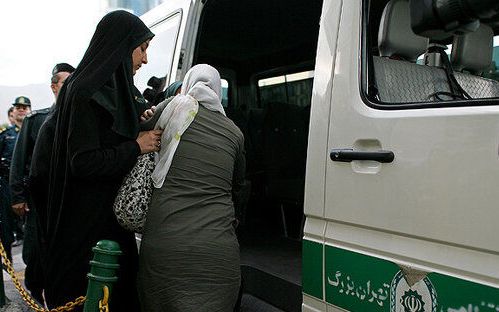 سایت هرانا: در یک سال اخیر بیش از دو هزار زن در ارتباط با حجاب توبیخ شدند