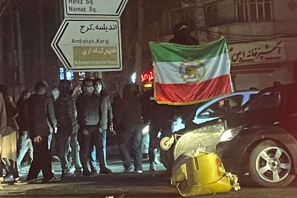 شیر و خورشید نماد مبارزه برای ایران در برابر جمهوری اسلامی است