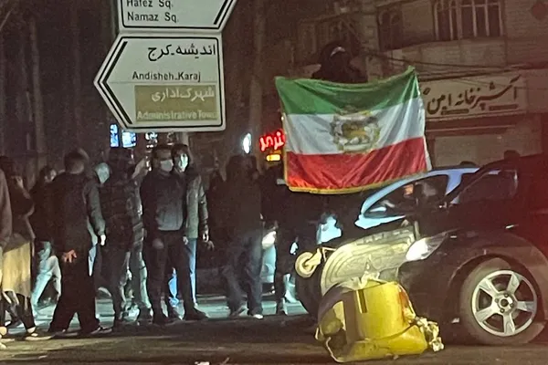 شیر و خورشید نماد مبارزه برای ایران در برابر جمهوری اسلامی است