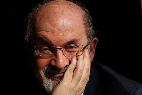 صمت إيراني إزاء محاولة اغتيال سلمان رشدي.. والمعتدي مؤيد للحرس الثوري