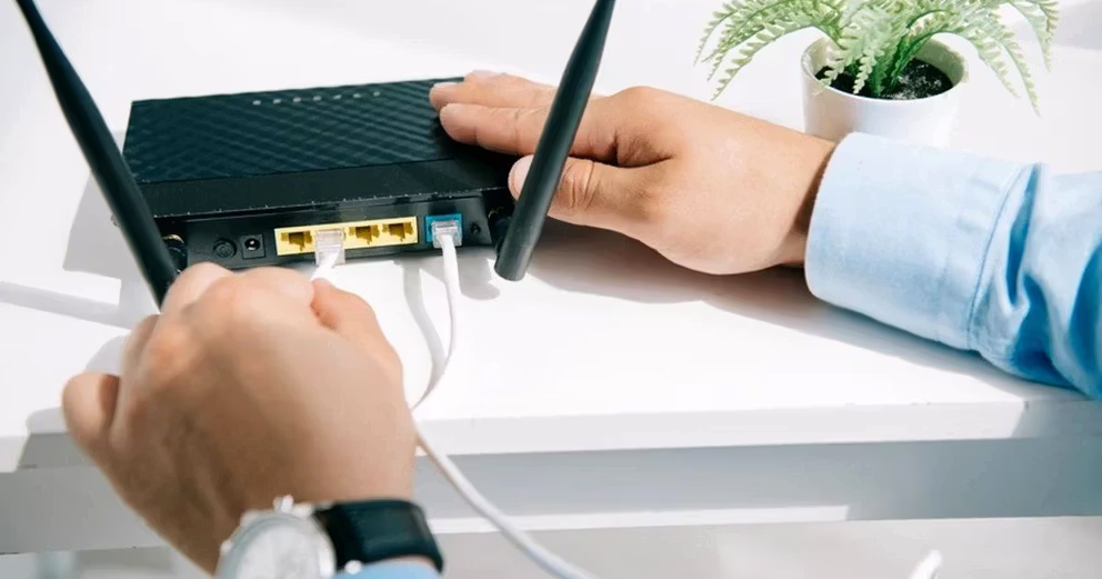 Iranian mobile operator warns of daily internet blackouts without tariff hike