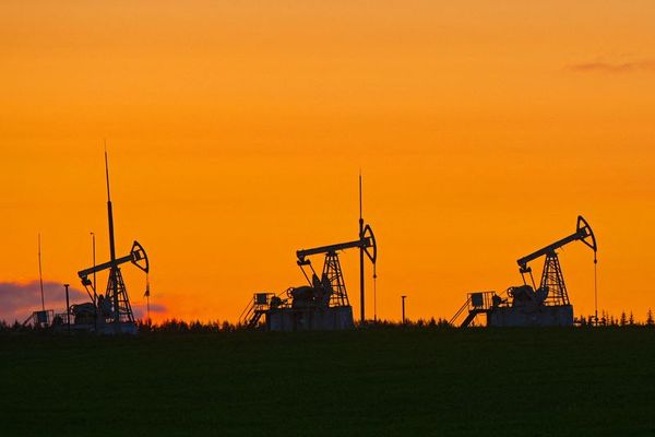 واشینگتن میگوید واردات نفت روسیه از سوی هند نصف شده؛ منابع هندی تکذیب میکنند