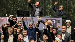 كيف تعرقل الصراعات الداخلية "المزمنة" في إيران الدبلوماسية باستمرار؟