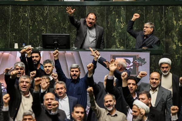 كيف تعرقل الصراعات الداخلية "المزمنة" في إيران الدبلوماسية باستمرار؟