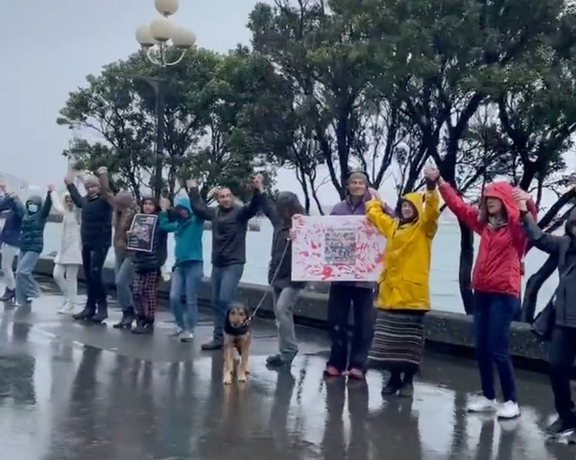 تشکیل زنجیره انسانی در حمایت از خیزش سراسری مردم ایران از نیوزیلند آغاز شد