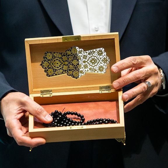 تسبیح علی خامنهای که به قیمت یک میلیارد تومان به نفع پویش «ایران همدل» به حراج گذاشته شد