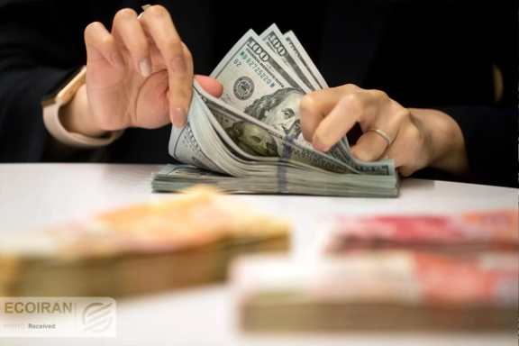 روزنامه دنیای اقتصاد:صحبت سیاستگذاران درباره سیاست ارزی باعث کاهش ریسک در بازار نشده