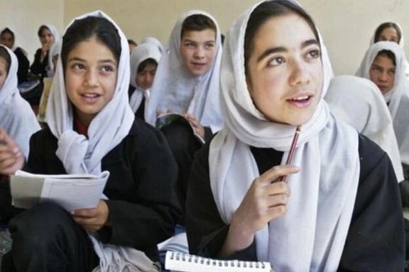 آوازخوانی دانشآموزان دختر بالاتر از ۱۲ سال در مدارس افغانستان ممنوع شد