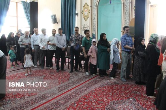 People casting their votes for the runoff presidential elections in the city of Zanjan (July 5, 2024)