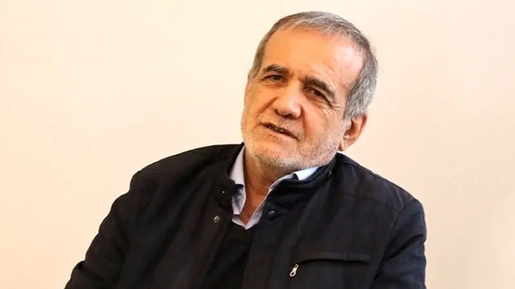 الرئيس الإيراني يطالب الشعب بمواجهة أزمة الطاقة في الشتاء بالملابس الثقيلة