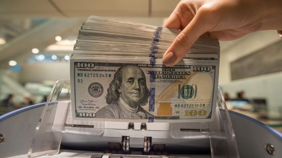 اللون الأحمر يسيطر على البورصة.. ارتفاع بأسعار الذهب والدولار في إيران