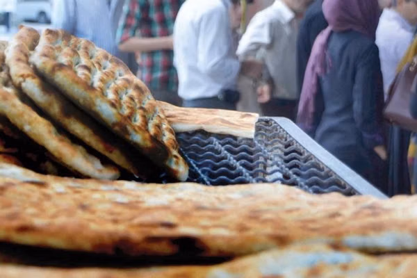 أزمة الخبز في إيران: خطة تجريبية هذا الأسبوع.. ونصيب الفرد 250 غراماً في اليوم