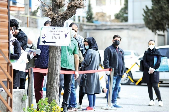 همشهری: برای سه داروی کرونا صفهای بسیار طولانی مقابل داروخانهها تشکیل شده است