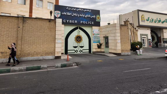 ویدیوی رسیده به ایراناینترنشنال، ساختمان ویرانشده پلیس فتا را در تهران نشان میدهد