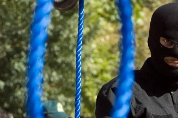 80 شخصا من الأسر المطالبة بالعدالة في إيران يناشدون العالم بالتحرك لوقف عمليات الإعدام