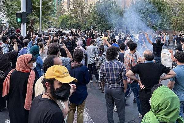 بين أزمات داخلية وهزيمة إقليمية.. سقوط النظام الإيراني يلوح في الأفق