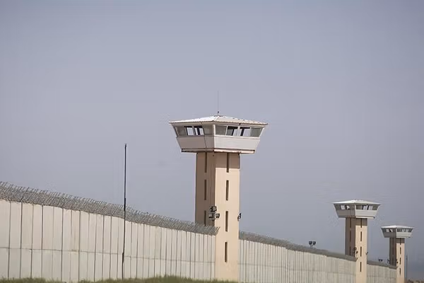 شهروندانی که به دلیل تصویربرداری از حملات بازداشت شدند در شرایط سختی نگهداری میشوند