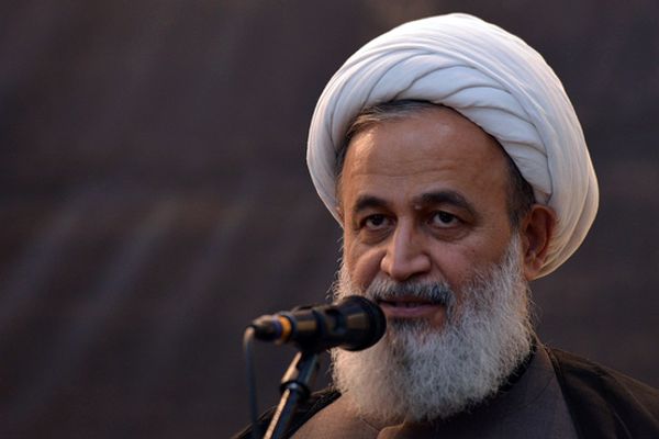 مقرب لخامنئي: يجب أن نقدم حجاب السيدة زينب للنساء الفرنسيات الأكثر عطشًا لهذا النهج