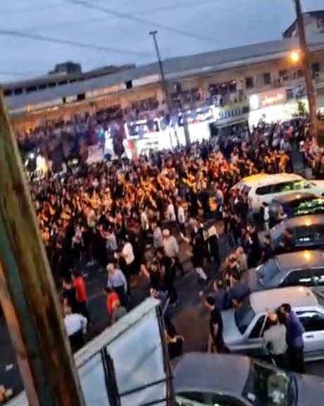 الاحتجاجات تمتد لأكثر من 80 مدينة في إيران