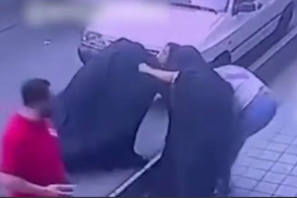 بعد اعتدائها على مراهقتين.. نشطاء يطالبون الرئيس الإيراني بتنفيذ وعده بحل شرطة الأخلاق