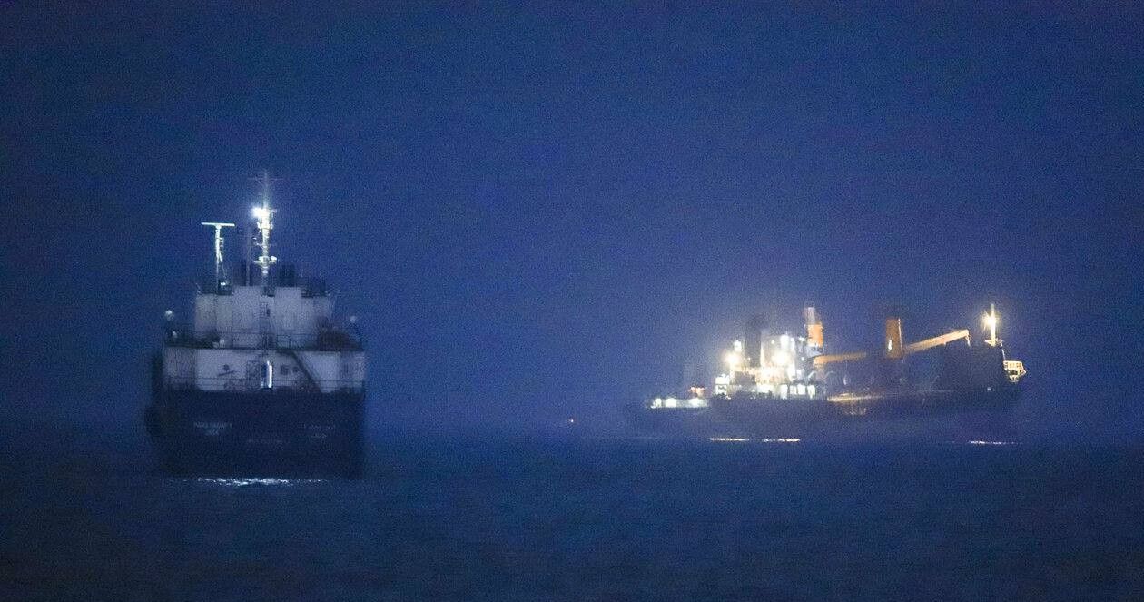 Ships face conflicting Iran, US instructions in Strait of Hormuz - FT