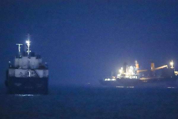 Ships face conflicting Iran, US instructions in Strait of Hormuz - FT