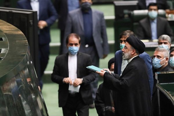 ميزانية الرئيس الإيراني المقترحة: مزيد من الضرائب وأمل أقل في الاتفاق النووي