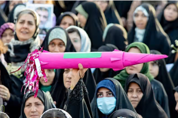 صحيفة "كيهان" : جميع الشرايين الحيوية للولايات المتحدة في المنطقة باتت في مرمى الصواريخ