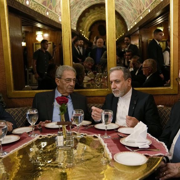 وزير الخارجية الإيراني، هذه المرة يلتقط صورة في مطعم مصري