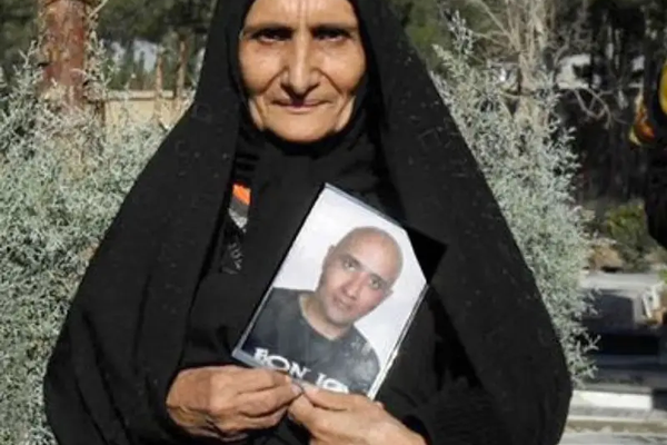 والدة مدوِّن إيراني مات تحت التعذيب تدعو إلى الإضراب العام لإسقاط النظام