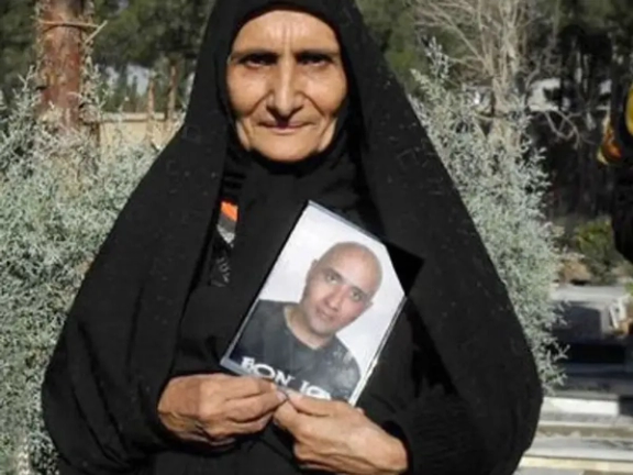 والدة مدوِّن إيراني مات تحت التعذيب تدعو إلى الإضراب العام لإسقاط النظام