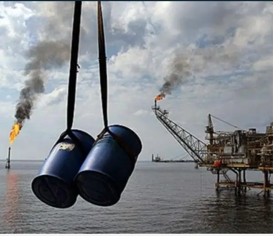 "بلومبرغ": إيران مضطرة لبيع نفطها إلى الصين بخصم أکبر من ذي قبل لمنافسة روسيا