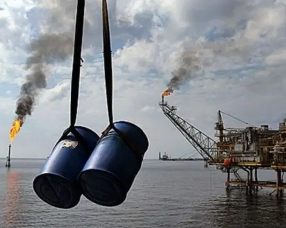 "بلومبرغ": إيران مضطرة لبيع نفطها إلى الصين بخصم أکبر من ذي قبل لمنافسة روسيا