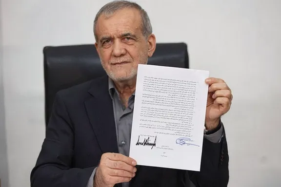 دونالد ترامپ و مسعود پزشکیان تفاهمنامه «پایان جنگ» را امضا کردند