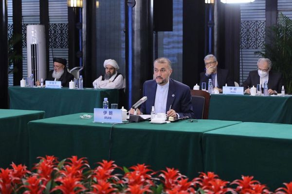 بعد اعتداء السلطات الإيرانية على النساء.. وزير خارجية إيران: دور المرأة الأفغانية هام لنا