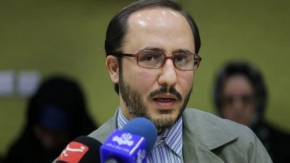 سپهر خلجی، رئیس شورای اطلاعرسانی دولت: با توجه به شرایط خاص مظنون اصلی، پرونده به دادگاه ویژه روحانیت ارسال شده است.