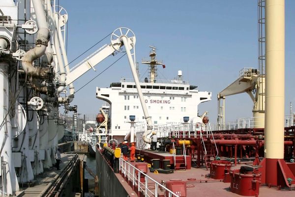 "بلومبرغ": انخفاض صادرات النفط الإيراني إلى الصين بسبب العقوبات الأميركية