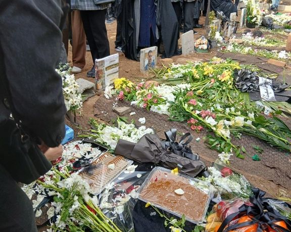 شهود عيان: عناصر الأمن الإيراني يمزقون لافتات "شهداء الاحتجاجات" ليلاً