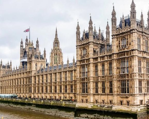 النواب انتقدوا موقف حكومتهم.. البرلمان البريطاني يدعو لتصنيف الحرس الثوري منظمة إرهابية