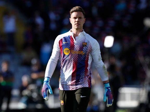 به دلیل مصدومیت و بیتعهدی به بارسلونا، بازوبند کاپیتانی از تراشتگن گرفته میشود